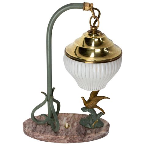 Französische Art Deco Tischlampe aus Messing Spelter Marmor Glas Bird