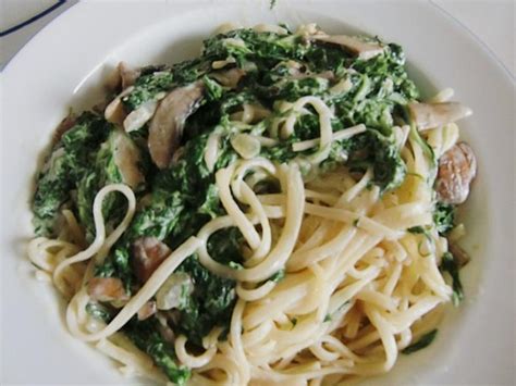 Spaghetti mit Pilz Spinat Sahne Soße Rezept kochbar de