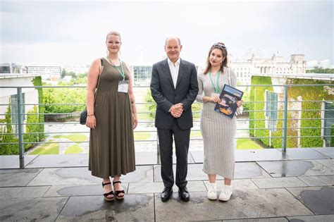 Gratulation von Bundeskanzler Olaf Scholz Erich Kästner Schule Bergheim