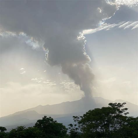 Etna Di Nuovo In Eruzione Intensa Fontana Di Lava Ed Esplosioni Dal