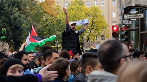 Berlin Tausende Teilnehmer bei Pro Palästina Demo in Berlin ZEIT ONLINE