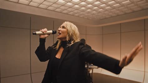 Kesha Channels Emotion into 'Only Love Can Save Us Now' Performance