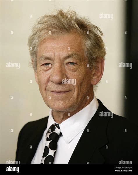 Sir Ian Mckellen Durante Una Foto Para Porque La Biblia Me Dice Así