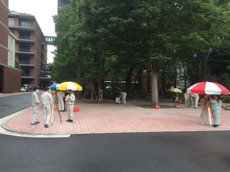 東京農業大学 ランドスケープデザイン・情報学研究室 國井ゼミ On Twitter 本日は小雨の中、パラソルを使っての測量実習でした⛱