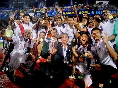 Watch Mohun Bagan Players Fans Celebrate After Historic League Jogue