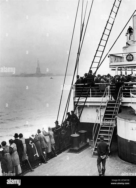 Immigrants Approaching Statue of Liberty Stock Photo - Alamy