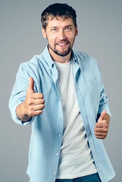 Retrato De Un Hombre Cauc Sico Feliz Sonr E Y Muestra Sus Pulgares