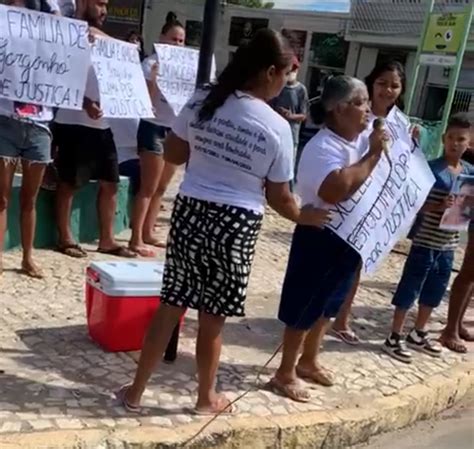 Familiares e amigos do jovem Jorge Cauã assassinado em Juazeiro