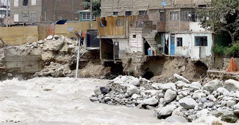 Huaicos En Lima 1 200 viviendas están en riesgo por desbordes de