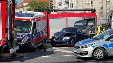 Warszawa Wypadek karetki na skrzyżowaniu Grójeckiej i Kopińskiej TVN