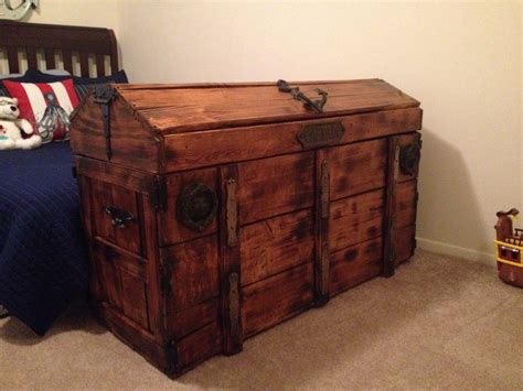 DIY Pallet Treasure Chest Pallet Diy Pallet Projects Wood Pallets