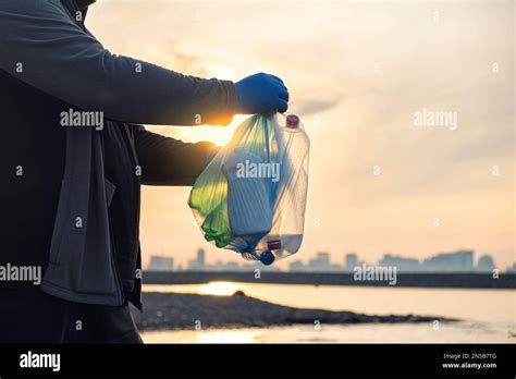 L Homme Tient Des Bouteilles En Plastique Dans Un Sac Poubelle Sur La