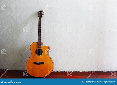 La Guitarra Se Inclina Contra La Pared Foto De Archivo Imagen De