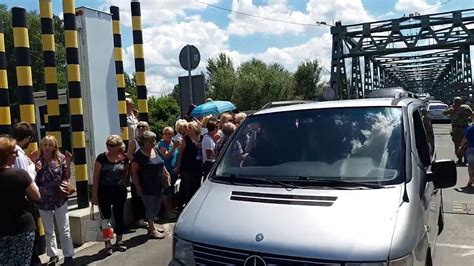 На КПП "Тиса" натовп людей вимагає начальника на килим - YouTube