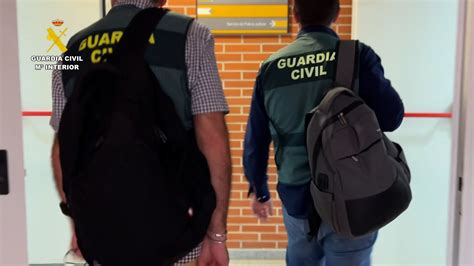 Operación Curkan La Guardia Civil Detiene A 76 Personas Dedicadas A Estafar Mediante El Envío