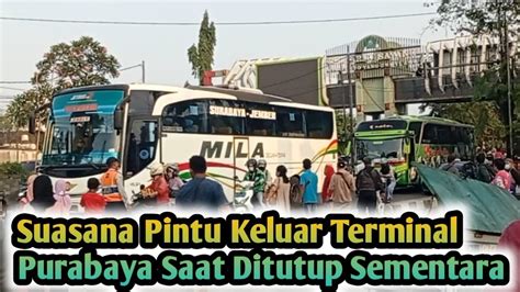 Suasana Pintu Keluar Terminal Purabaya Bungurasih Saat Ditutup