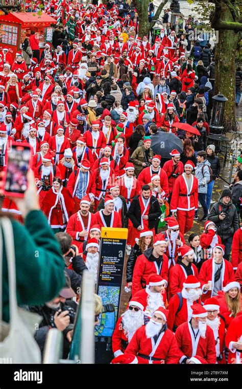 Londres Reino Unido De Diciembre De Las Santas Caminan Y