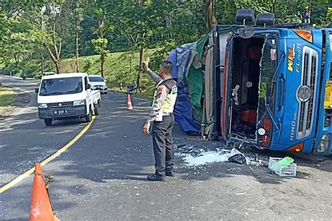 Tak Kuat Nanjak Truk Muat Kayu Terguling Di Jambu Kabupaten Semarang