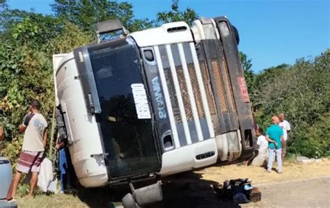 Caminh O Carga De Milho Tomba Ap S Perder Freios Entre Currais E