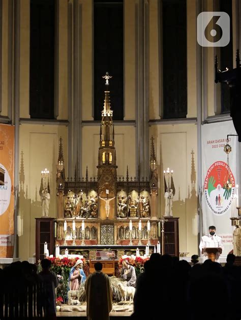 Khidmat Misa Malam Natal Di Gereja Katedral Jakarta Foto