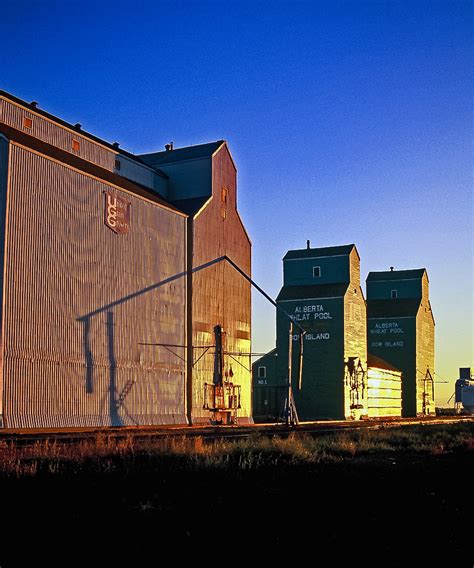 Bow Island – Grain Elevators of Canada