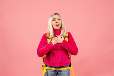 Mujer De Viajero Rubia Vista Frontal Con Su Mochila De Pie En La Pared