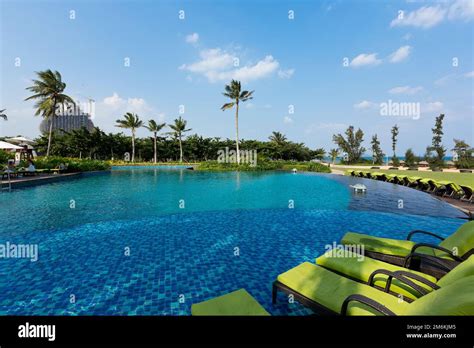 Hainan sanya hotel swimming pool Stock Photo - Alamy