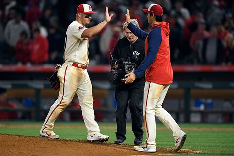 先陣切った大谷翔平がまさかの後退 今季2勝目祝福に険しい表情だった仲間も笑顔 Full Count