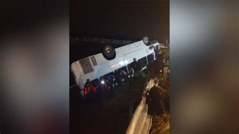 Vuelca Autobús En Autopista México Pirámides Hay Al Menos 15 Lesionados