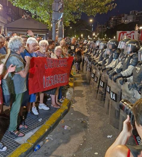 Brutal Represi N En El Congreso A Manifestantes Jubilados Periodistas