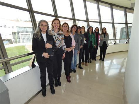 Varias Mujeres Directivas Protagonizan Una Mesa Redonda En El Campus