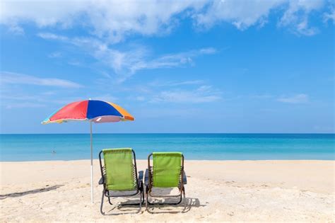 Cadeira De Praia E Guarda Chuva Na Praia De Surin Foto Premium