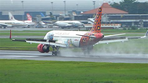 Hujan Lagi Pesawat Landing Mulus Terobos Air Di Runway Basah Youtube