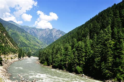 4 Days 3 Nights tour in Neelum Valley via Murree - Pakistan Travel Diaries