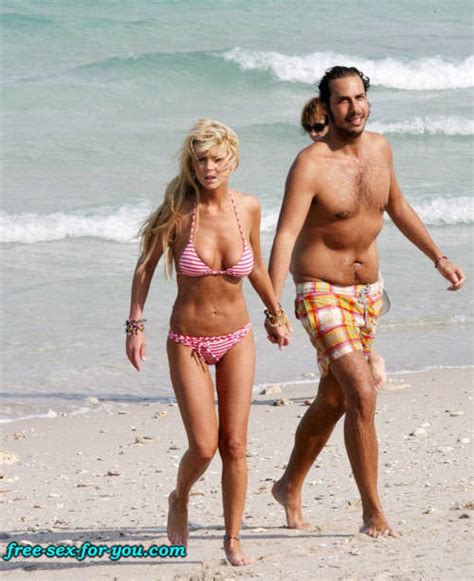 Tara Reid Showing Her Nice Big Tits To Paparazzi And Posing Sexy Porn