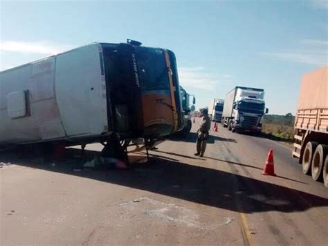 G1 Ônibus tomba e deixa 10 passageiros feridos em rodovia de Mato