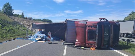 Wypadek Pojazdu Ci Arowego Z Naczep Na Autostradzie A W Miejscowo Ci