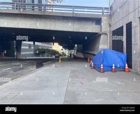 Homeless tent los angeles hi-res stock photography and images - Alamy