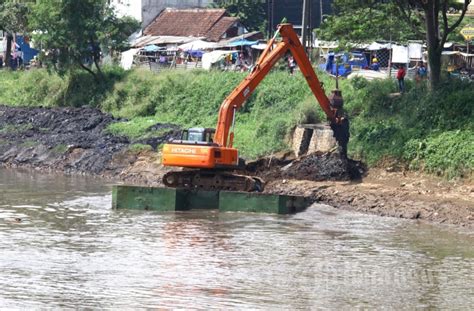 Pengerukan Sedimentasi Dasar Sungai Citarum Foto 1 1798204