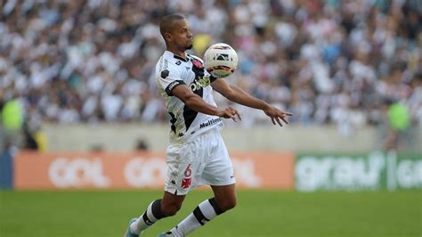 Vasco encaminha rescisão de contrato o lateral Edimar que assinará