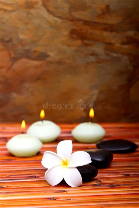 Pedras Dos Termas Velas E Flor Do Frangipani Foto De Stock Imagem De