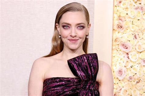 Amanda Seyfried Says You Won T See Her In Jumpsuits And Boob Stuff In Hilarious Red Carpet