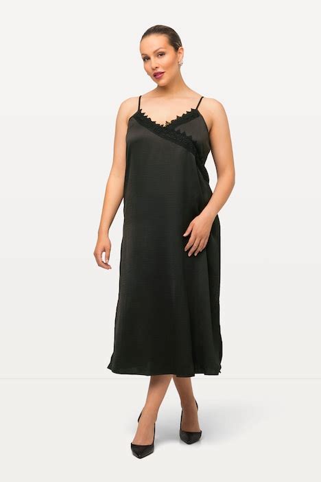 Robe en satin style cache cœur dentelle décolleté en V sans manches