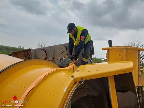 N Achs Betonmischer Bei Langenlois In Den Graben Gest Rzt Bergung