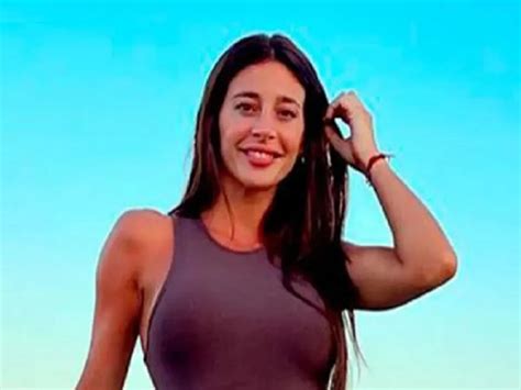 Sol Pérez la rompió con sus fotos desde todos los ángulos en bikini sobre una tabla de surf