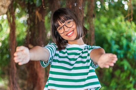 Mujer Joven Morena Al Aire Libre En Un Parque Presentando E Invitando A