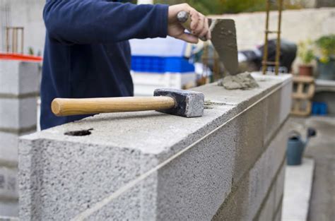 Toutes les étapes pour monter un mur en brique