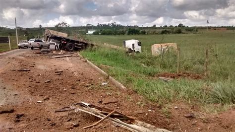 Carreta Carregada De Granito Tomba Na Rodovia Vila Pav O Nova Ven Cia