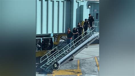 Un Passager D American Airlines Qui Tente D Ouvrir La Porte De Secours