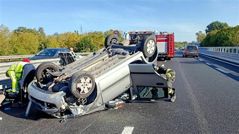 Incidente Asse Attrezzato Scontro Tra Due Automobili Una Si Ribalta